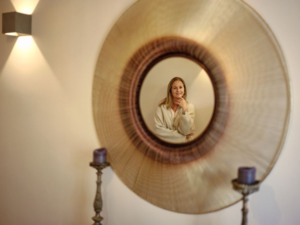 Doris Handhofer im runden Spiegel