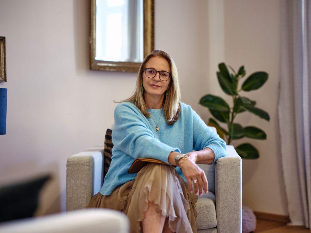 Doris Handhofer sitzt in einem Couchsessel